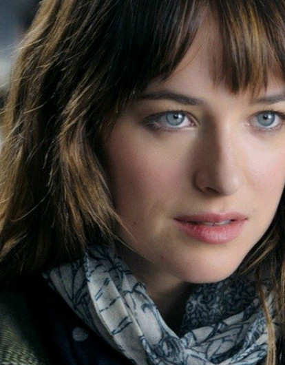 Дакота Джонсон спровоцировала слухи о помолвке с солистом Coldplay