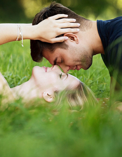 Тельцы влюбятся без памяти, а Близнецы обменяются клятвами верности: любовный гороскоп на 2021 год