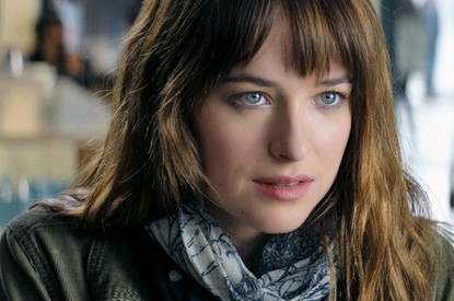 Дакота Джонсон спровоцировала слухи о помолвке с солистом Coldplay