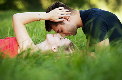 Тельцы влюбятся без памяти, а Близнецы обменяются клятвами верности: любовный гороскоп на 2021 год