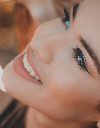 Есть вопрос: как накраситься, чтобы выглядеть моложе своего возраста