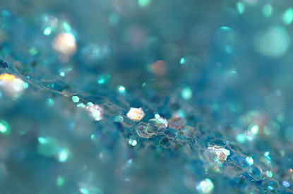 Перейти на темную сторону: что не так с косметическими блестками