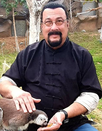 Стивен Сигал спровоцировал слухи о расставании с женой