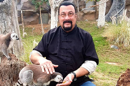 Стивен Сигал спровоцировал слухи о расставании с женой