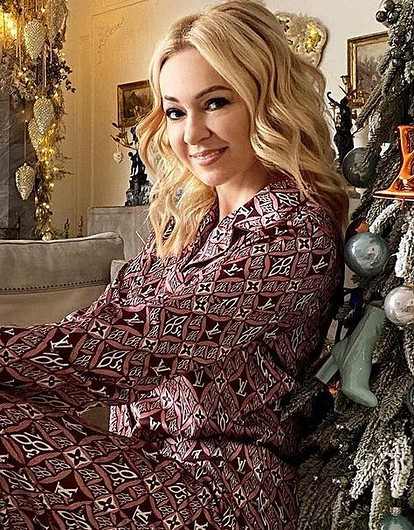 Яна Рудковская провела экскурсию по шикарному особняку, который украсила к Новому году (видео)