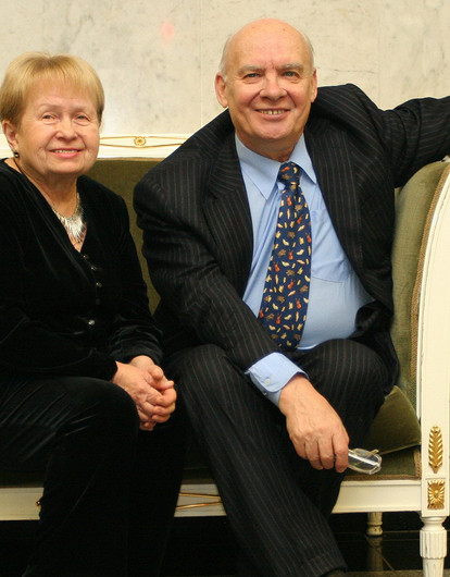 Николай Добронравов и Александра Пахмутова заболели COVID-19 в элитной клинике