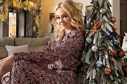 Яна Рудковская провела экскурсию по шикарному особняку, который украсила к Новому году (видео)