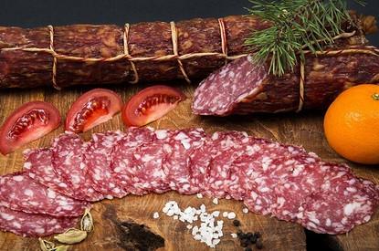 Экспертиза: учимся выбирать качественный сервелат (какой праздничный стол без колбасы?)