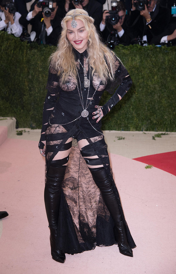 Джей Ло, Мадонна и другие знаменитые красотки 50+, которые продолжают носить откровенные наряды
