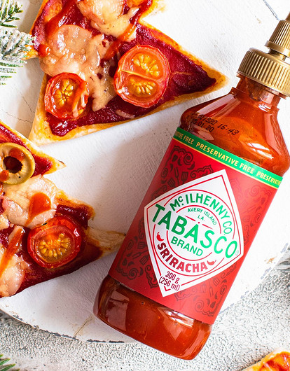 Новогодняя пицца с перечным соусом TABASCO® Шрирача