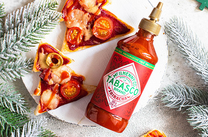 Новогодняя пицца с перечным соусом TABASCO® Шрирача