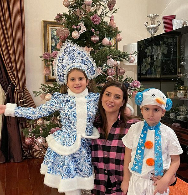 Елки Лазарева, Киркорова и других: как звезды украсили свои дома к Новому году