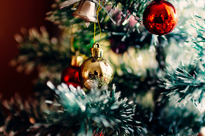 Улыбаемся и пляшем: 7 новых клипов с праздничной атмосферой