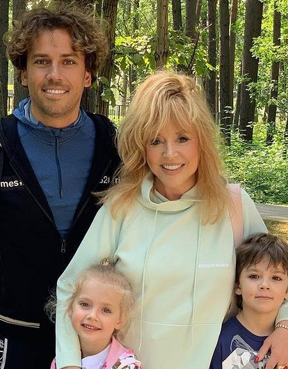 «Ужасы нашего замка»: Максим Галкин с детьми напугал Аллу Пугачеву (видео)