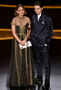 Натали Портман надела плащ с именами женщин-режиссеров, не номинированных на «Оскар» (браво)