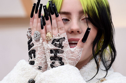 Недовольное лицо Билли Айлиш на «Оскаре» стало мемом (видео)