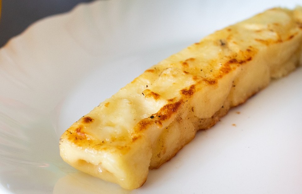 Халлуми или сулугуни: 8 вариантов, как жарить сыр для салатов и закусок (видео)
