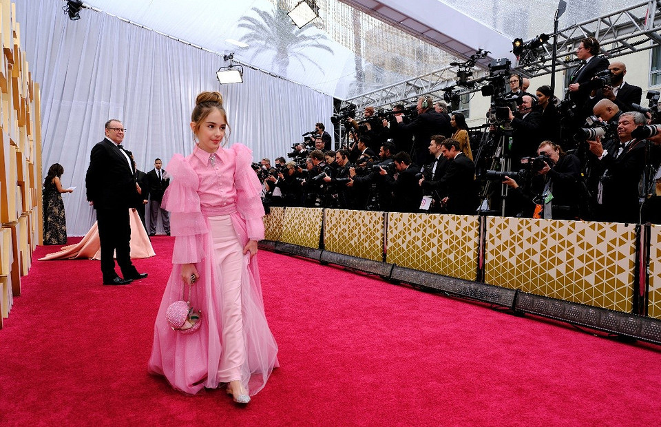 10-летняя звезда фильма «Однажды в Голливуде» пришла на «Оскар» с бутербродом (такая милашка)