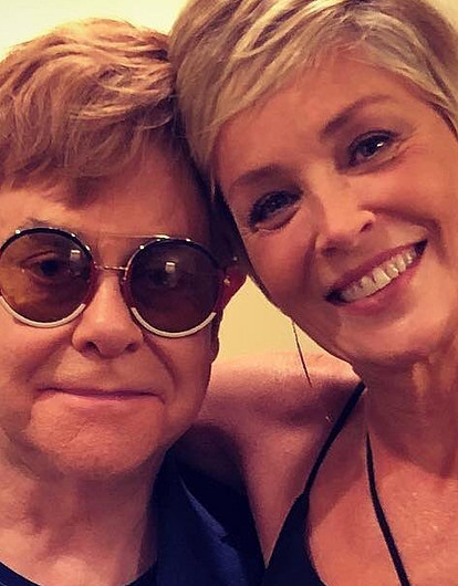 61-летняя Шэрон Стоун появилась на светском вечере в комбинезоне с глубоким декольте и без лифа