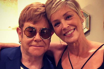 61-летняя Шэрон Стоун появилась на светском вечере в комбинезоне с глубоким декольте и без лифа