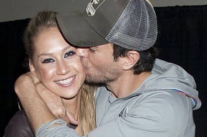 Анна Курникова и Энрике Иглесиас стали многодетными родителями (видео)