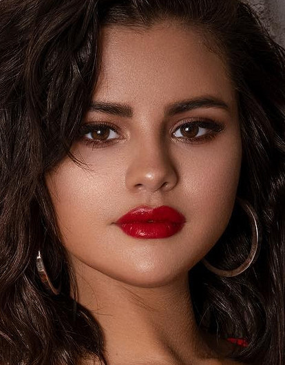 Селена Гомес сменила прямые волосы на кудри (ей к лицу)