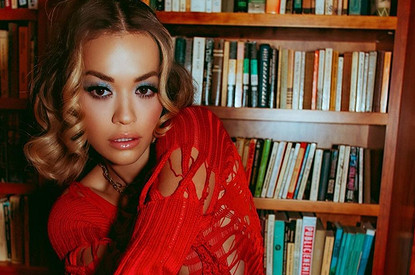 Певица Рита Ора надела лиф поверх майки (жди новый тренд)