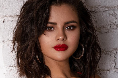 Селена Гомес сменила прямые волосы на кудри (ей к лицу)