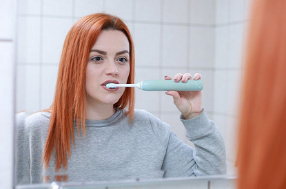 Спросили у стоматолога: почему появляется черный налет на зубах