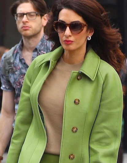 Нескучная классика: учимся носить яркие вещи как Амаль Клуни