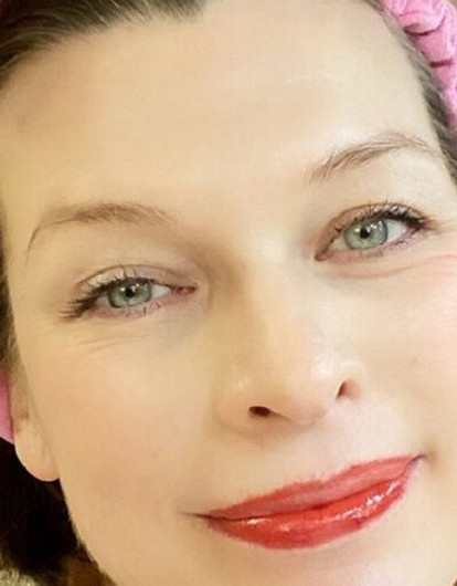 «Солнечный свет ей не поможет»: новорожденная дочь Миллы Йовович вынуждена спать в фотоодеяле