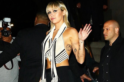 Майли Сайрус случайно показала грудь папарацци (видео)