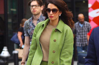 Нескучная классика: учимся носить яркие вещи как Амаль Клуни