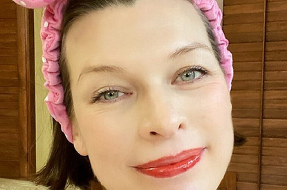 «Солнечный свет ей не поможет»: новорожденная дочь Миллы Йовович вынуждена спать в фотоодеяле