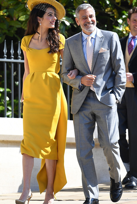 Амаль и Джордж Клуни были гостями на королевской свадьбе Меган Маркл и принца Гарри. Для такого официального и торжественного мероприятия девушка выбрала платье-футляр канареечного цвета...