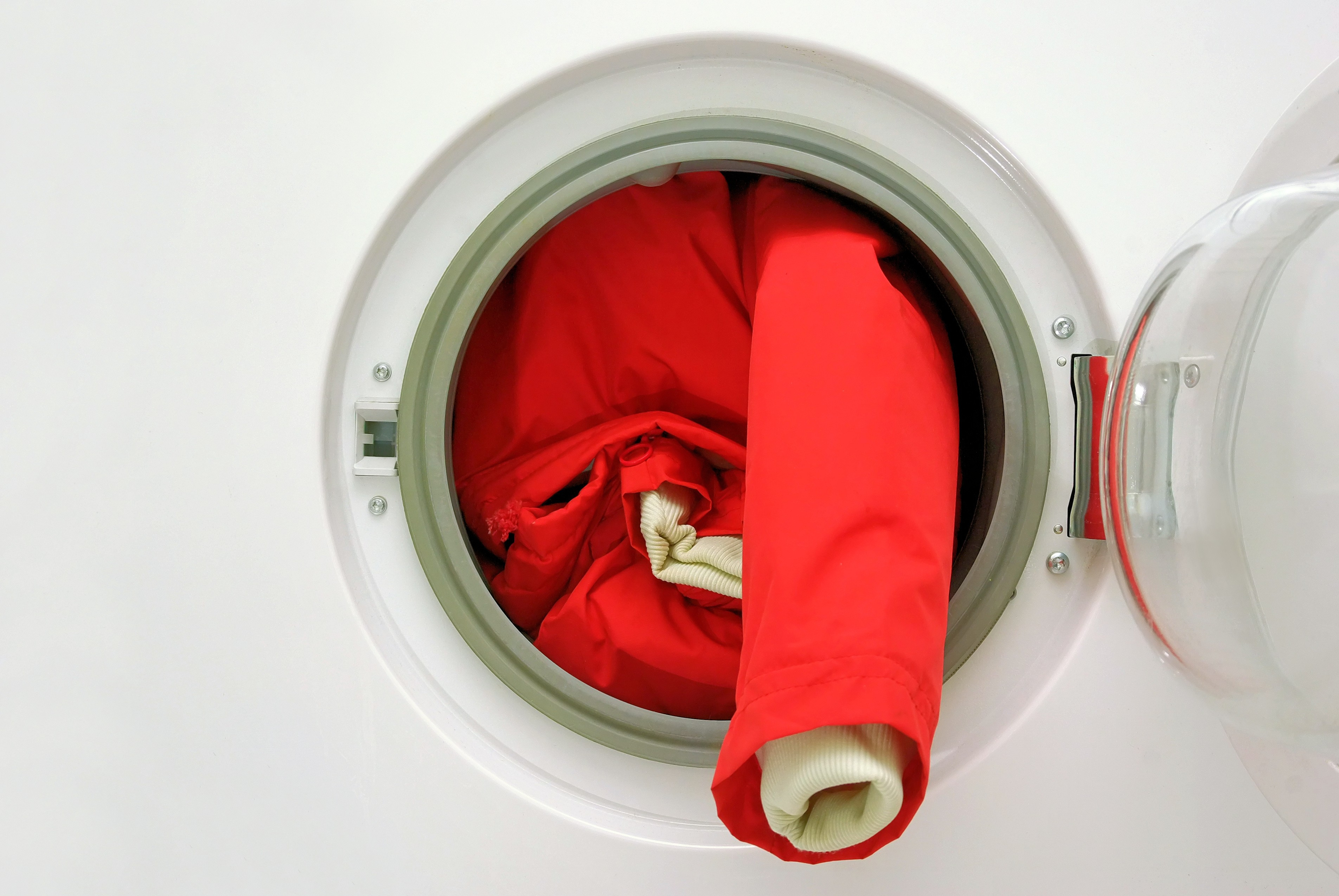 Как стирать одежду из мембраны, чтобы не испортить ее: 2 простых способа и рекомендации по уходу
