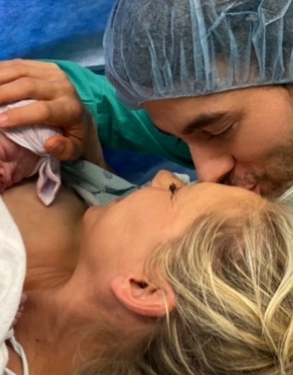 «Мое солнышко»: Энрике Иглесиас и Анна Курникова показали новорожденную дочь (никаких смайлов на лице)