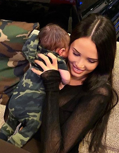 «Рот свой закрой»: Анастасия Решетова резко ответила женщине, рассмотревшей у ее сына косоглазие