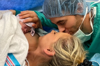 «Мое солнышко»: Энрике Иглесиас и Анна Курникова показали новорожденную дочь (никаких смайлов на лице)