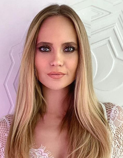 Старшая дочь Натальи Ионовой подстриглась почти налысо (и покрасила корни в фиолетовый)