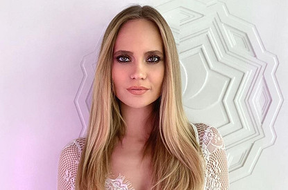 Старшая дочь Натальи Ионовой подстриглась почти налысо (и покрасила корни в фиолетовый)