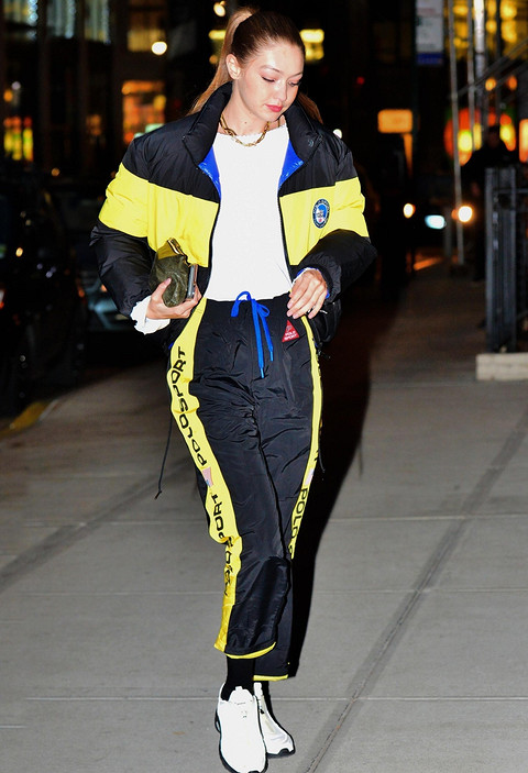 Джиджи Хадид может превратить даже спортивную униформу в модный лук. К примеру, на днях модель вышла в укороченной куртке и джоггерах из плащовки с желтыми лампасами. Образ дополнили...