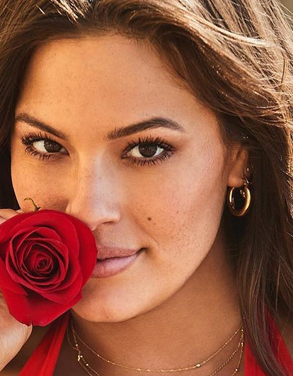 «Та же я»: Эшли Грэм крупным планом показала свои растяжки после родов