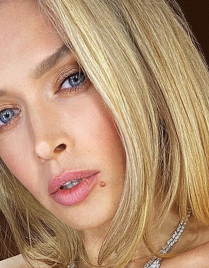 «Леонид и Вера Брежневы»: экс-солистку группы «ВИА Гра» потроллили комичным «историческим фото» (ей понравилось)