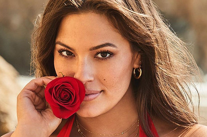 «Та же я»: Эшли Грэм крупным планом показала свои растяжки после родов