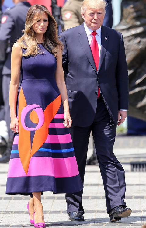 В 2017 году Мелания Трамп прибыла в Польшу в платье бренда Delpozo. Первый недостаток — крупный яркий асимметричный принт на юбке, который очень сильно утяжеляет образ. Ситуацию могла бы...