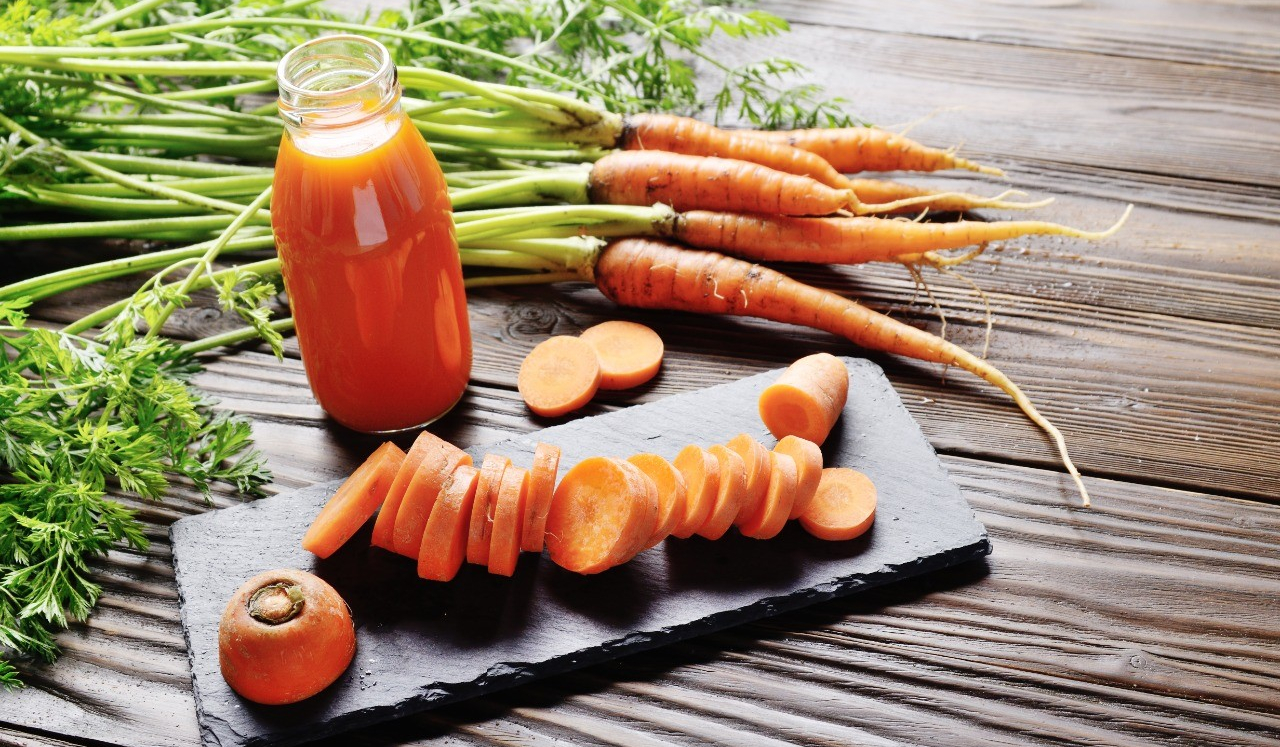 Низкий холестерин, хорошее зрение и еще 7 полезных свойств морковного сока