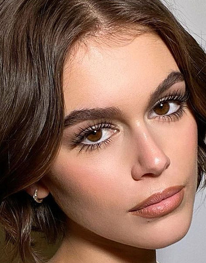 «Эльф»: Кайя Гербер сфотографировалась топлесс в ванной, чтобы показать новое тату