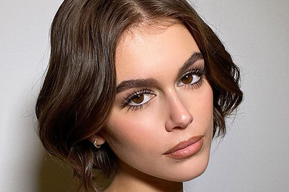 «Эльф»: Кайя Гербер сфотографировалась топлесс в ванной, чтобы показать новое тату