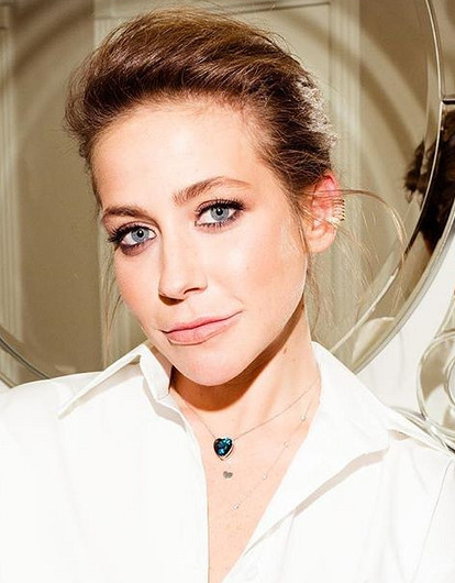 Юлия Барановская стала блондинкой с челкой (хорошо, что это парик)